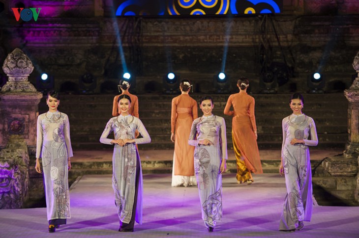 Hanoi Ao Dai Festival 2016 conveys traditional values  - ảnh 1